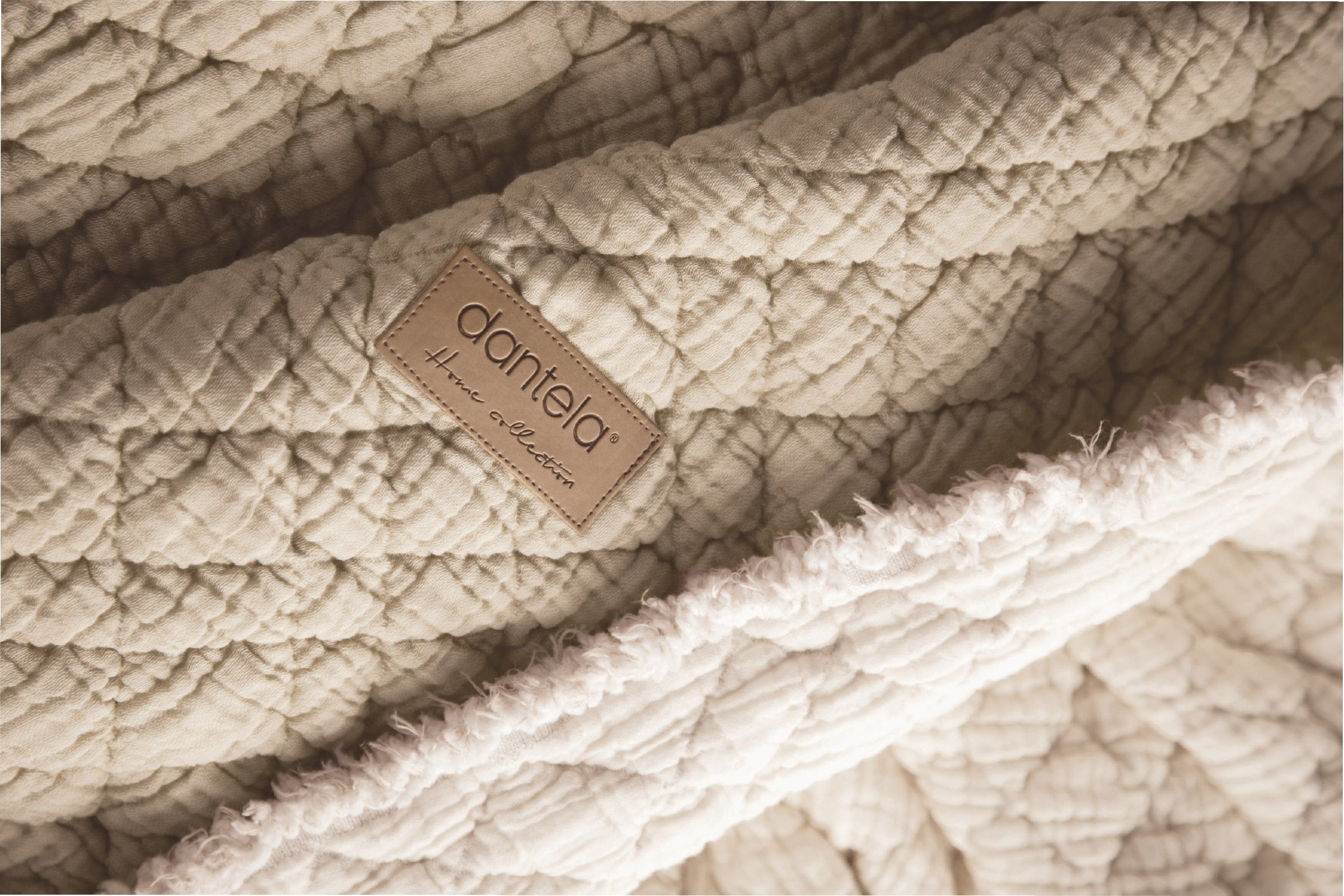 Cedric Polyester Dolgulu Yıkamalı Yatak Örtüsü - Bej