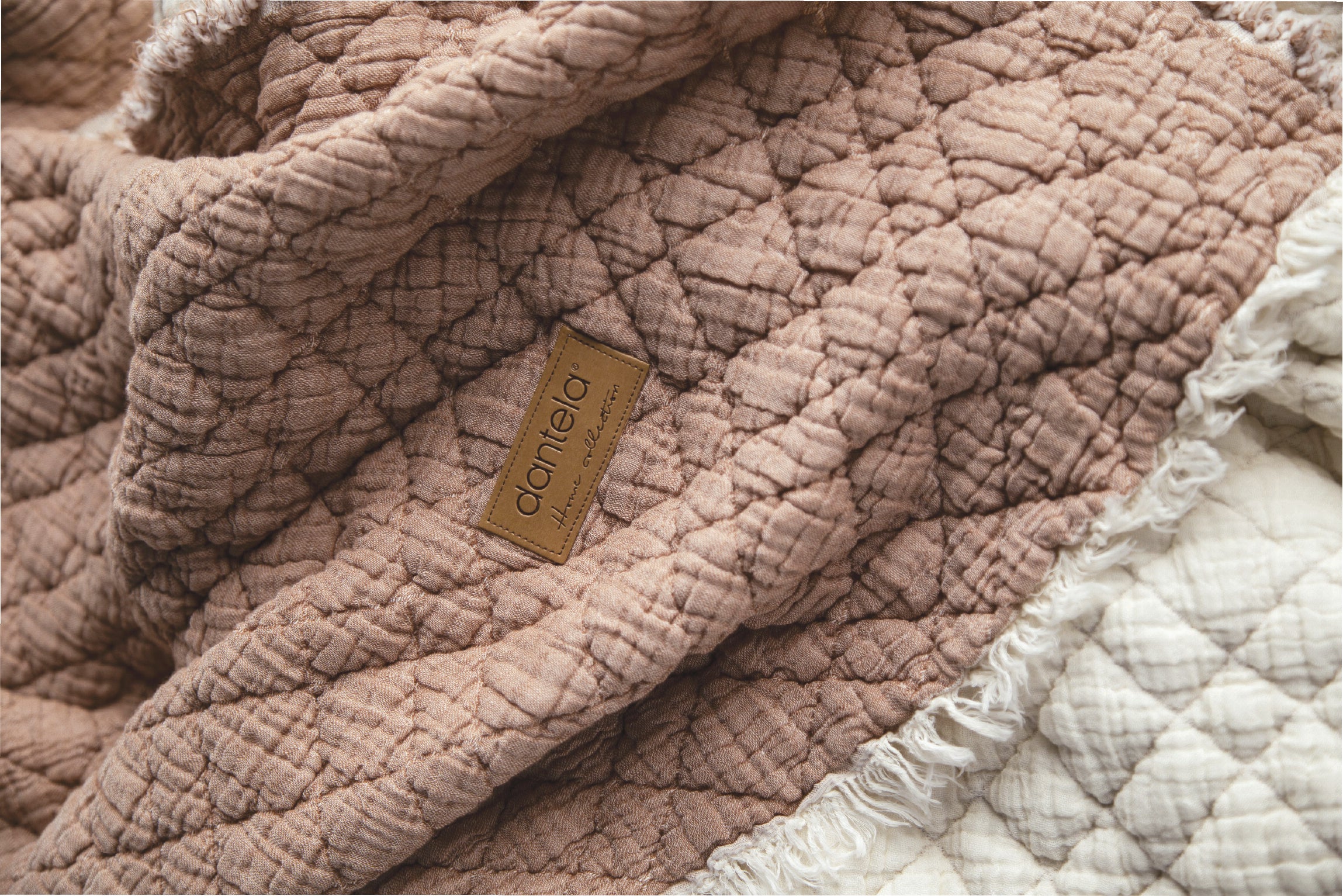 Cedric Polyester Dolgulu Yıkamalı Yatak Örtüsü - Kahve