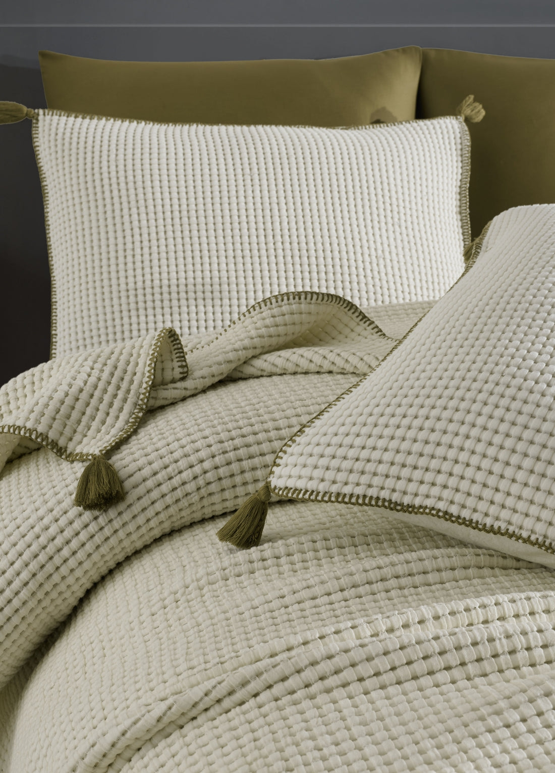 Drina Çift Kişilik Püsküllü Yatak Örtüsü Seti - Haki