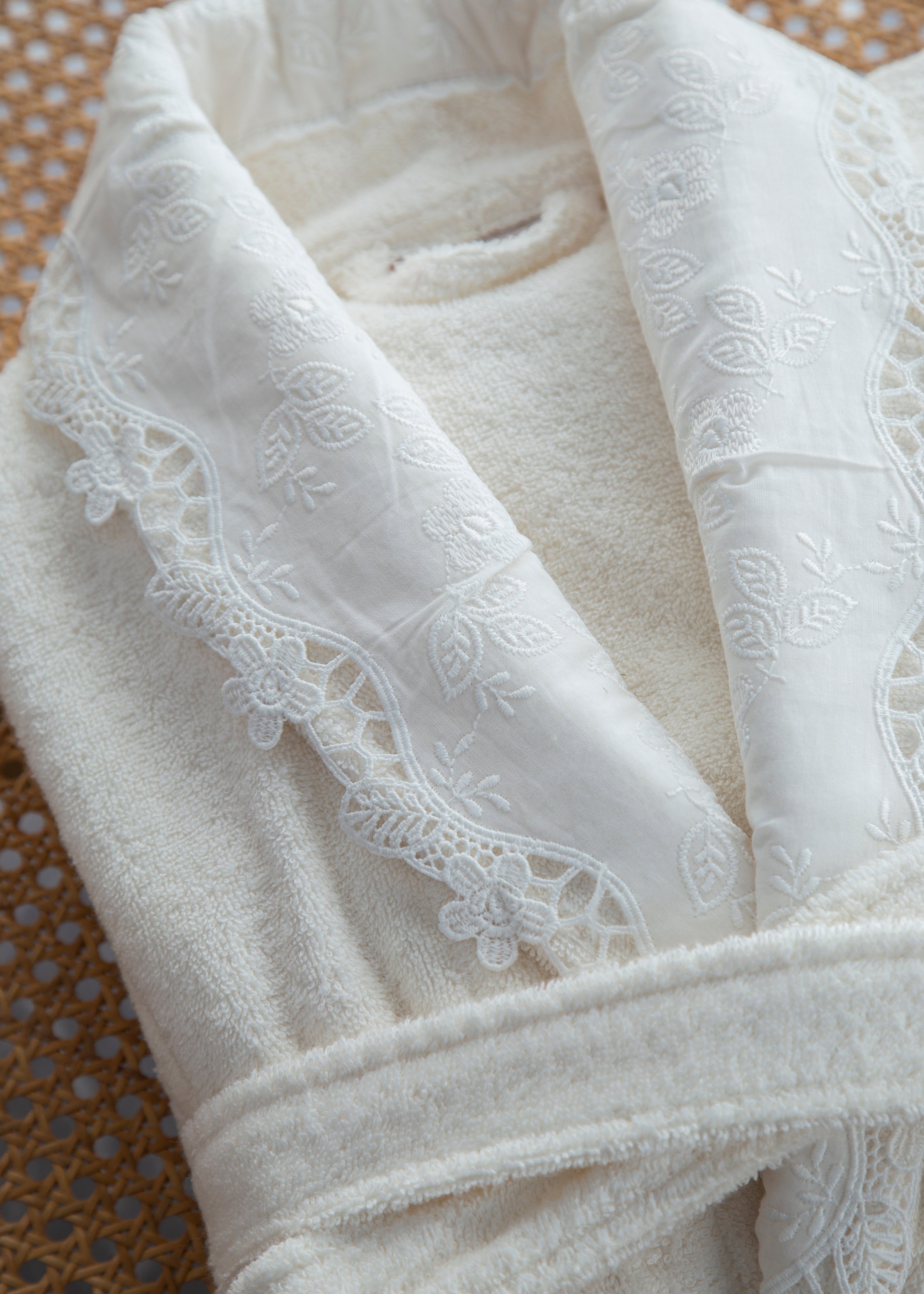 Cındy 6'lı Brode Güpürlü Pamuk Bornoz Seti - Krem/Krem