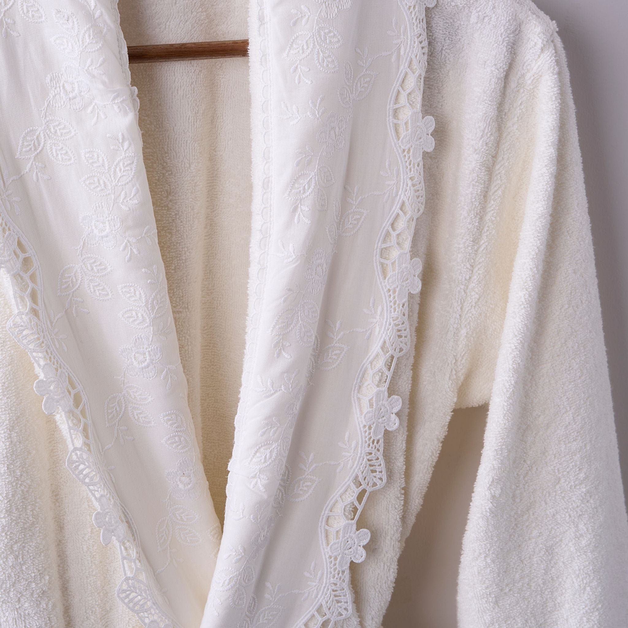 Cındy Tekli Pamuklu Güpürlü Bornoz Seti