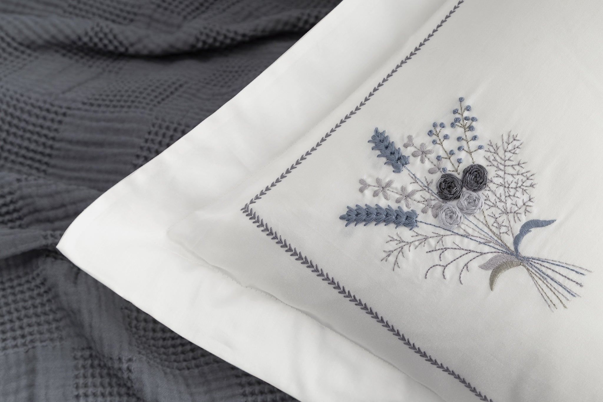 Garden Nakışlı EL-İŞİ Kırlent & Örtü Takımı - Antrasit