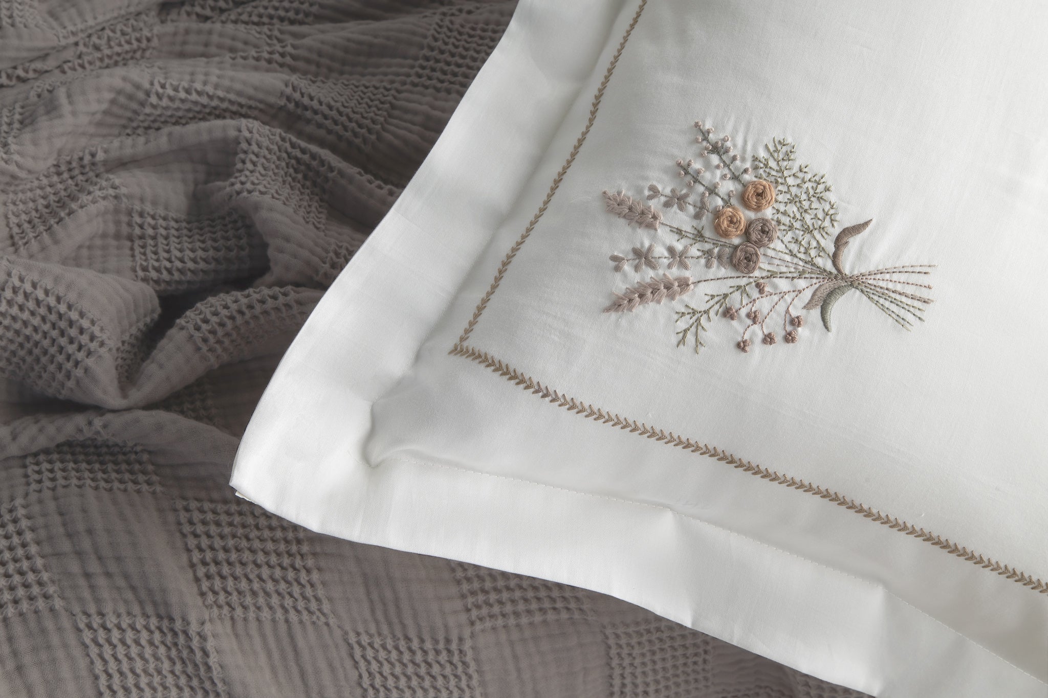 Garden Nakışlı EL-İŞİ Kırlent & Örtü Takımı - Bej