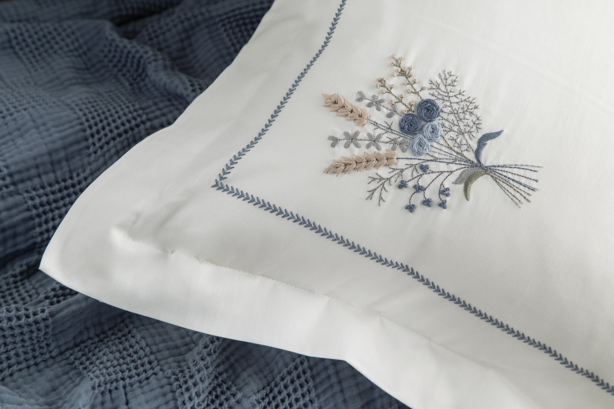 Garden Nakışlı EL-İŞİ Kırlent & Örtü Takımı - Lacivert