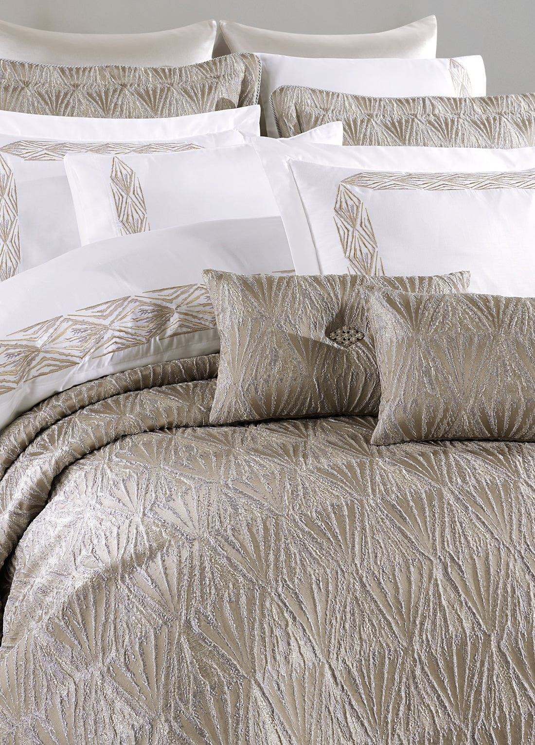 Комплект покрывала Alina из жаккардового волокна - серый