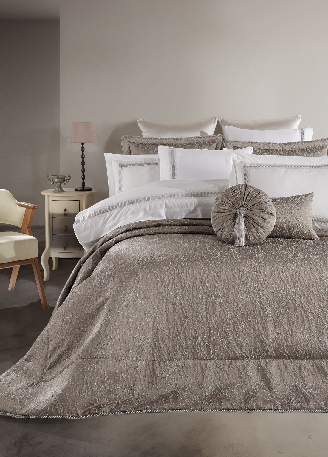 Комплект покрывала из жаккардового волокна Katrina - серый
