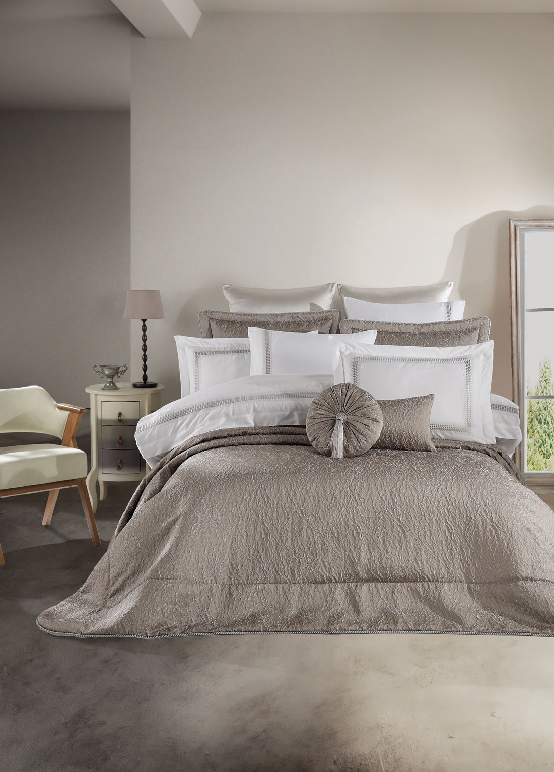 Комплект покрывала из жаккардового волокна Katrina - серый