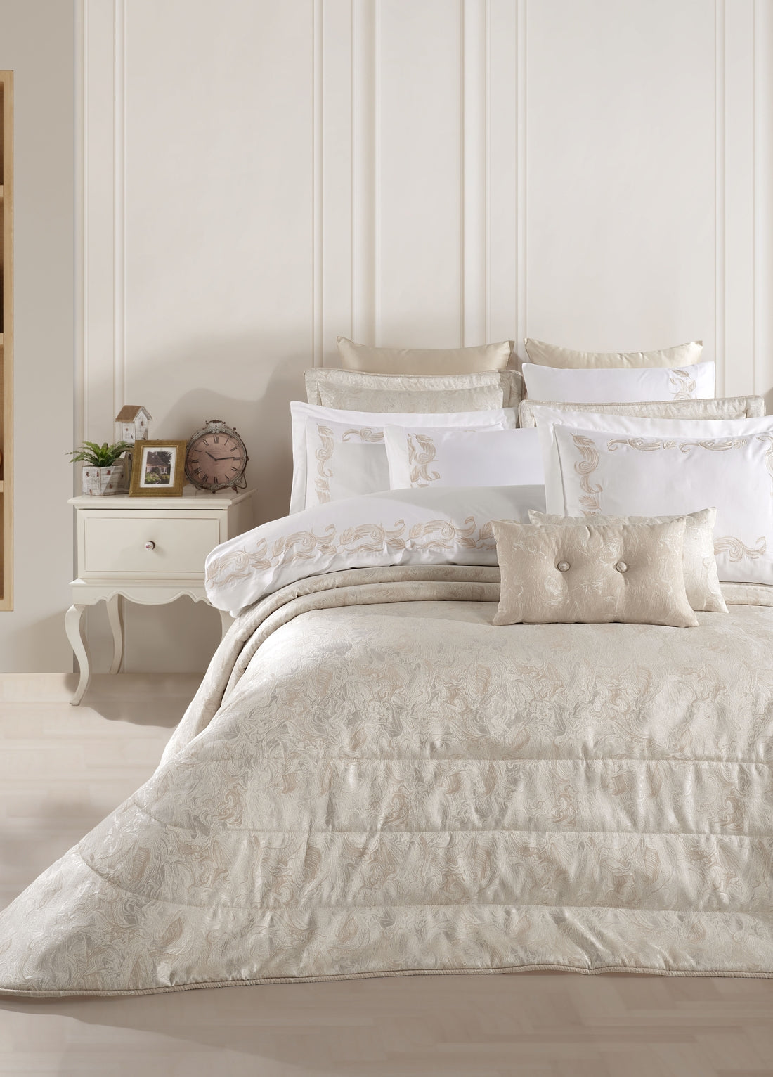 Angelina Nakışlı Nevresim & Jakarlı Elyaflı Yatak Örtüsü Seti - Bej