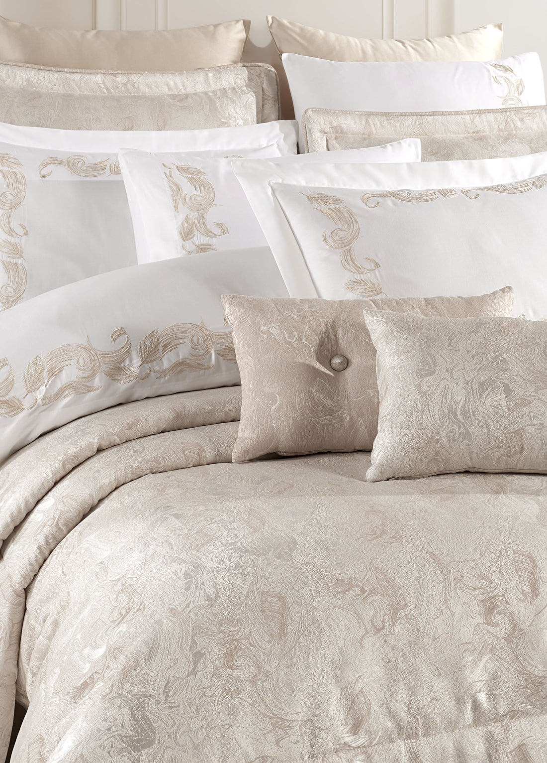 Angelina Nakışlı Nevresim & Jakarlı Elyaflı Yatak Örtüsü Seti - Bej