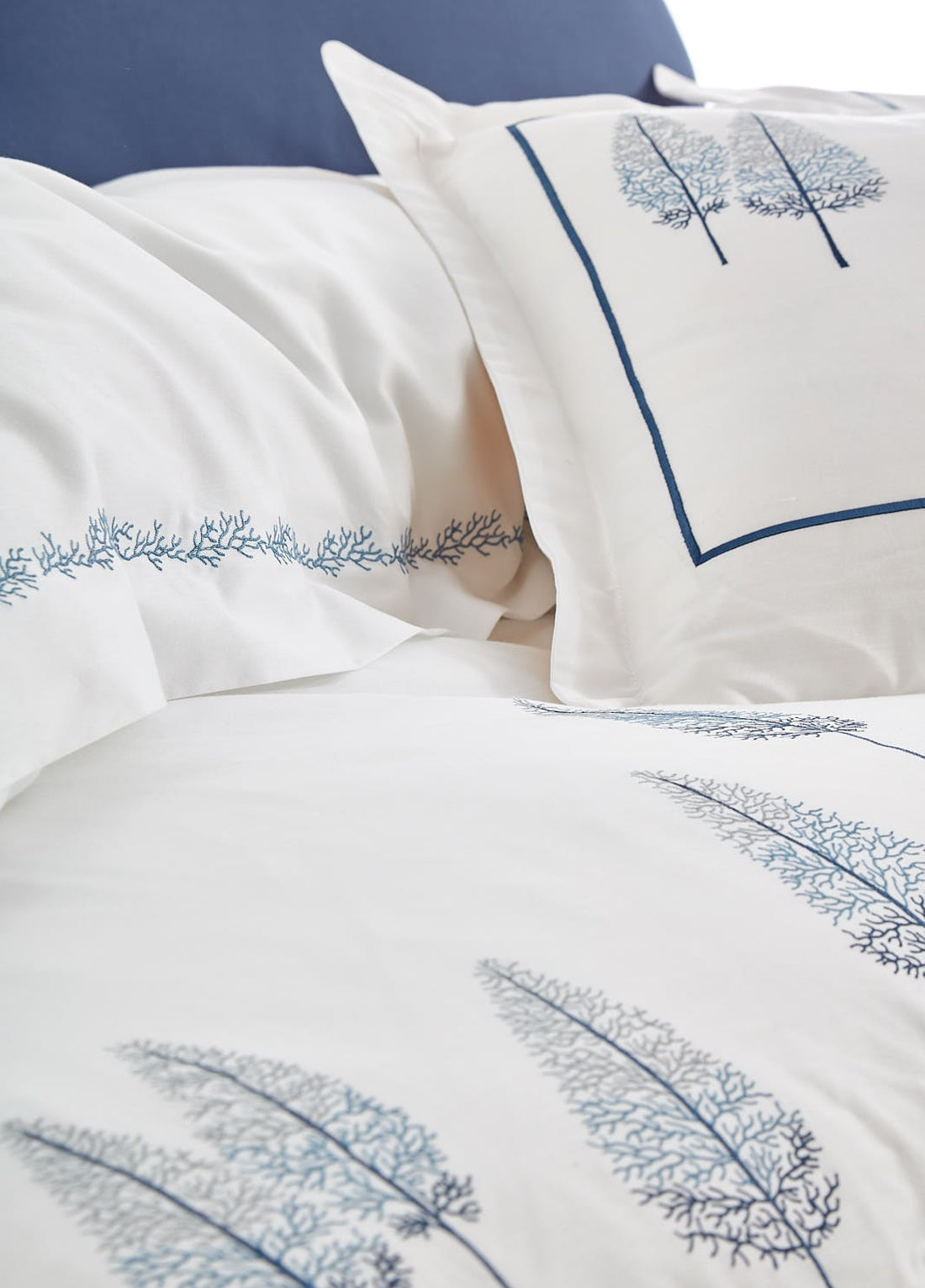 Pamira Nakışlı Pamuk Saten Beyaz-Lacivert Nevresim Takımı