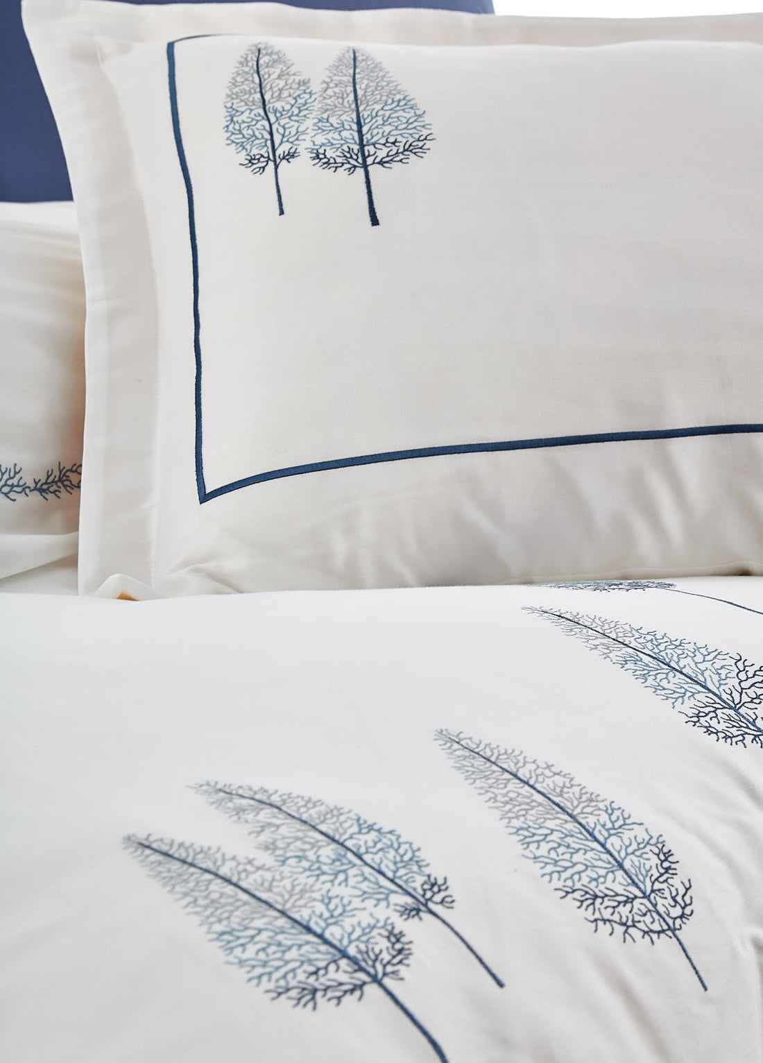 Pamira Nakışlı Pamuk Saten Beyaz-Lacivert Nevresim Takımı