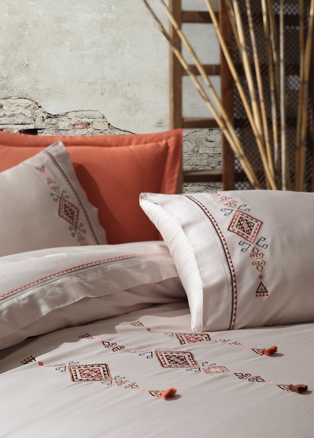 Tilbe Nakışlı & Püsküllü Pamuk Saten Nevresim Takımı - Bej