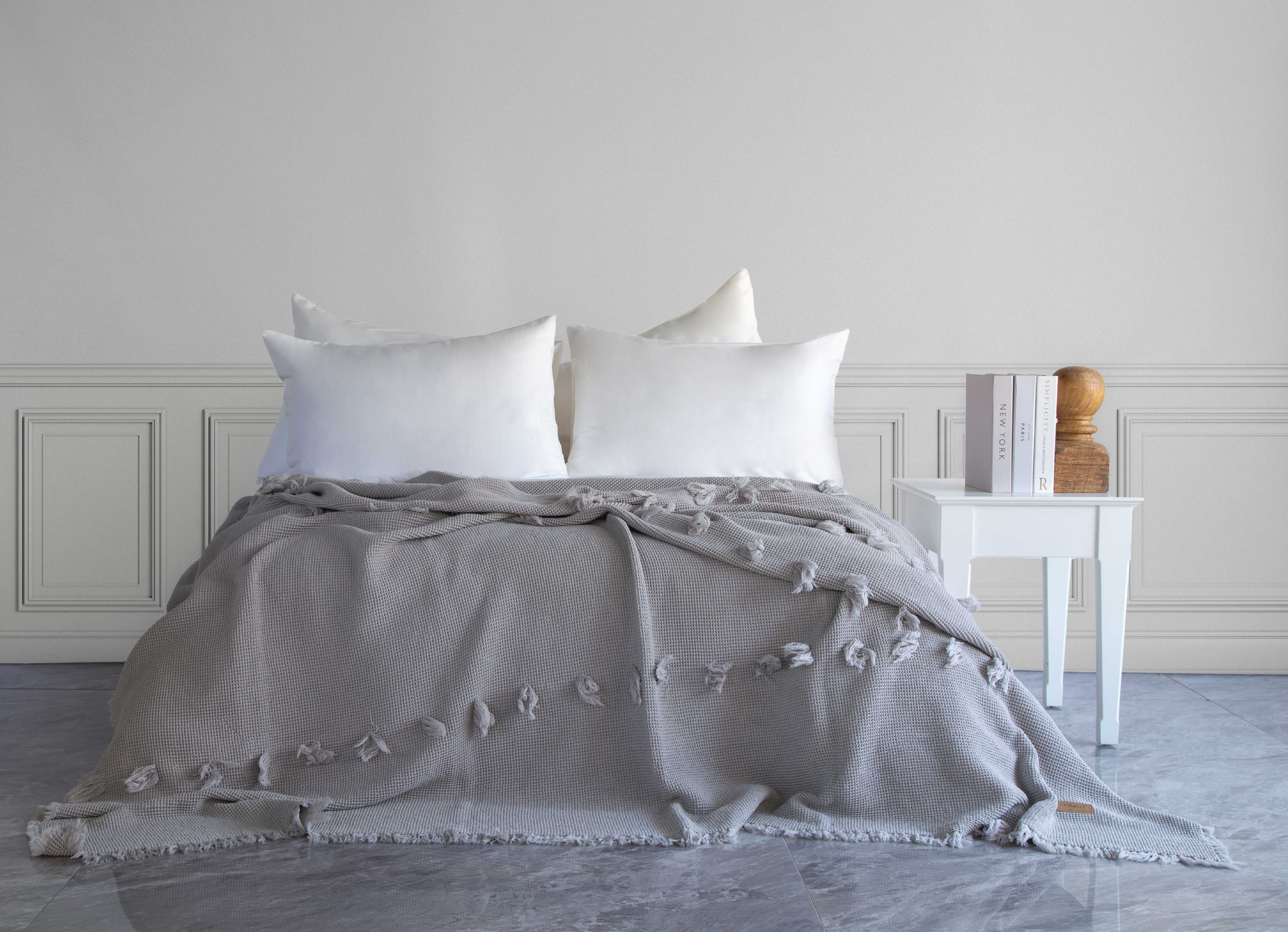 Plume Ponponlu Yatak Örtüsü - Açık Gri