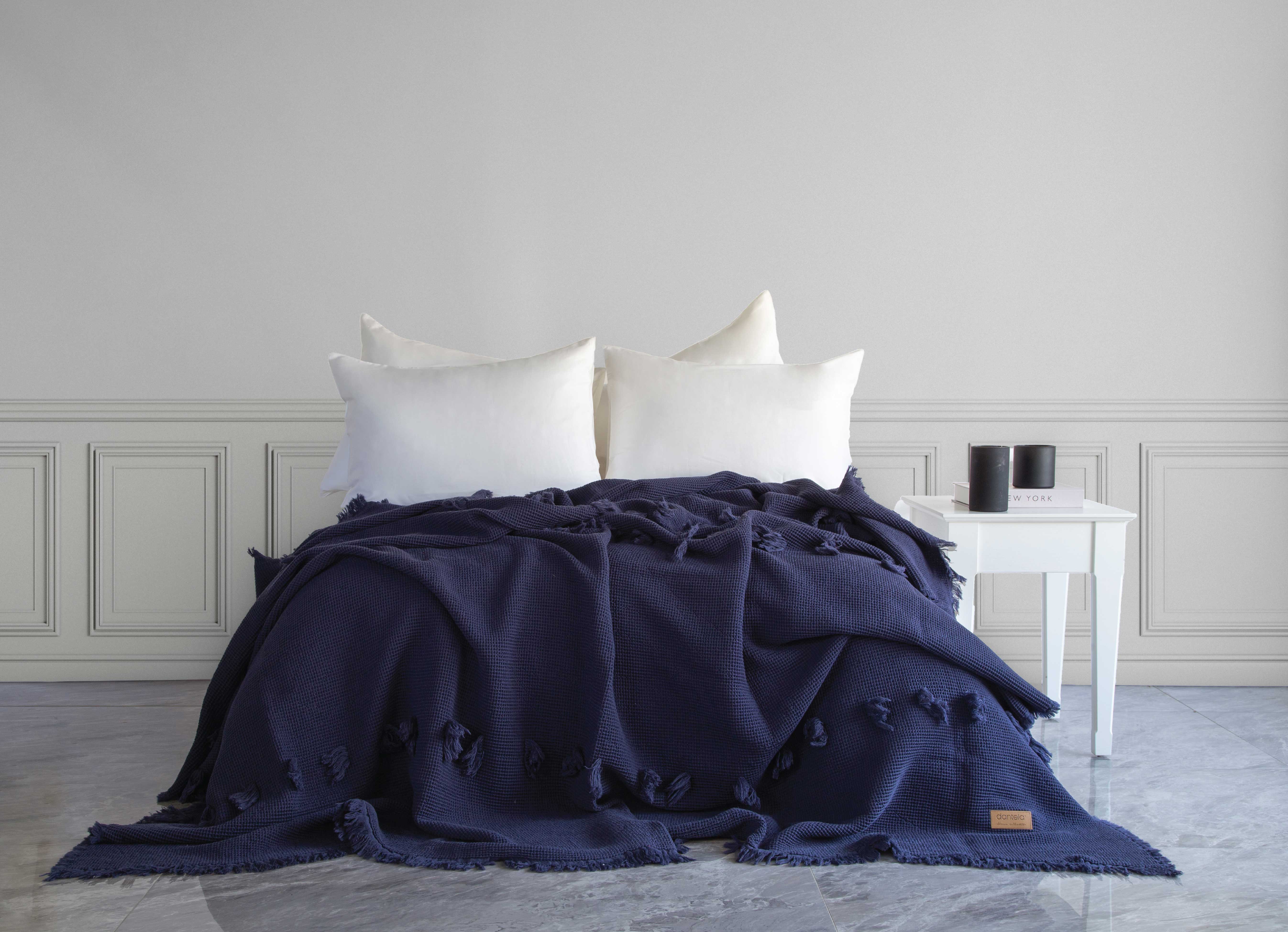 Plume Ponponlu Yatak Örtüsü - Lacivert