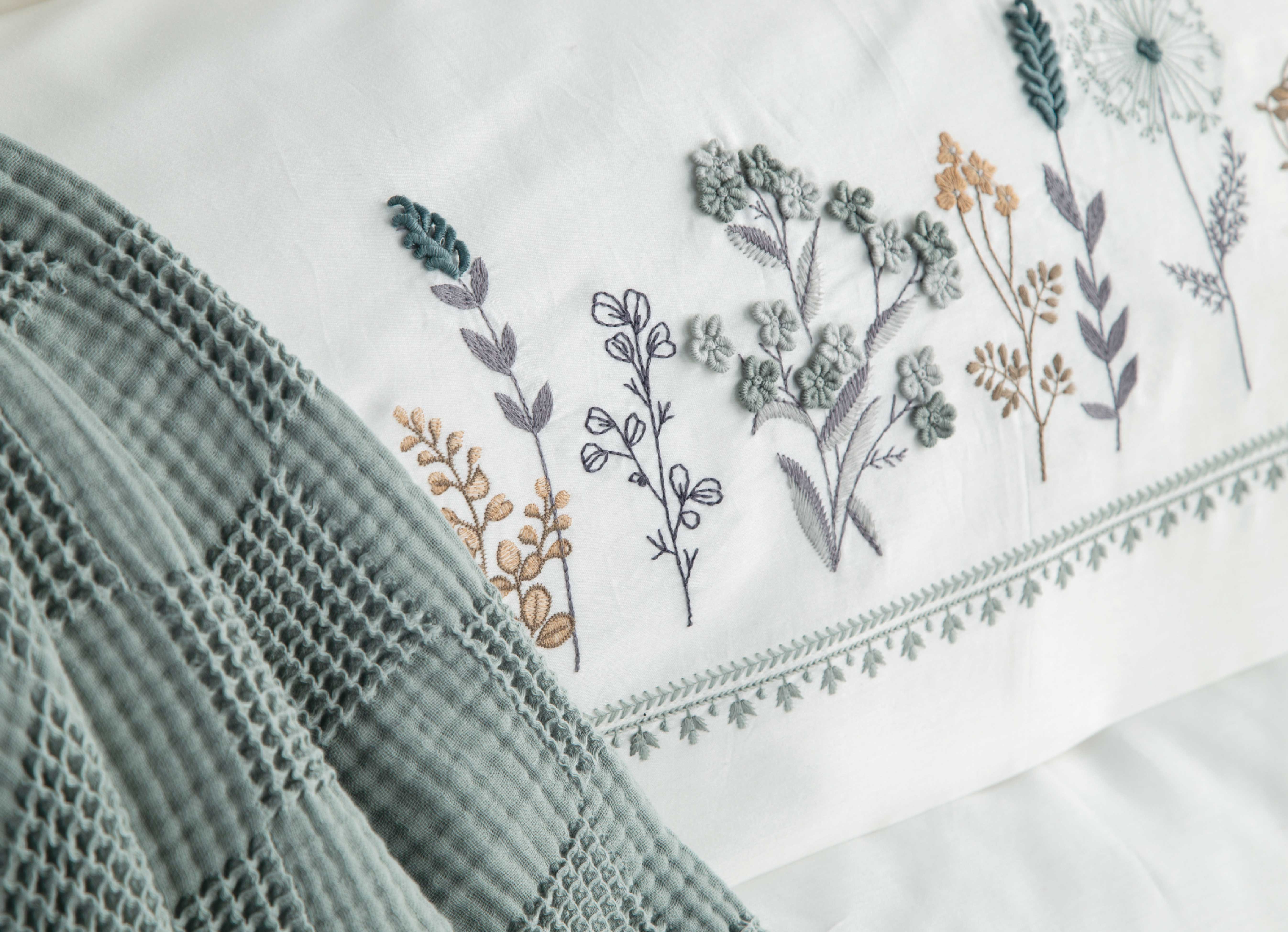 Veria Nakışlı El-İşi Nevresim Takımı&Pike Seti - Mint