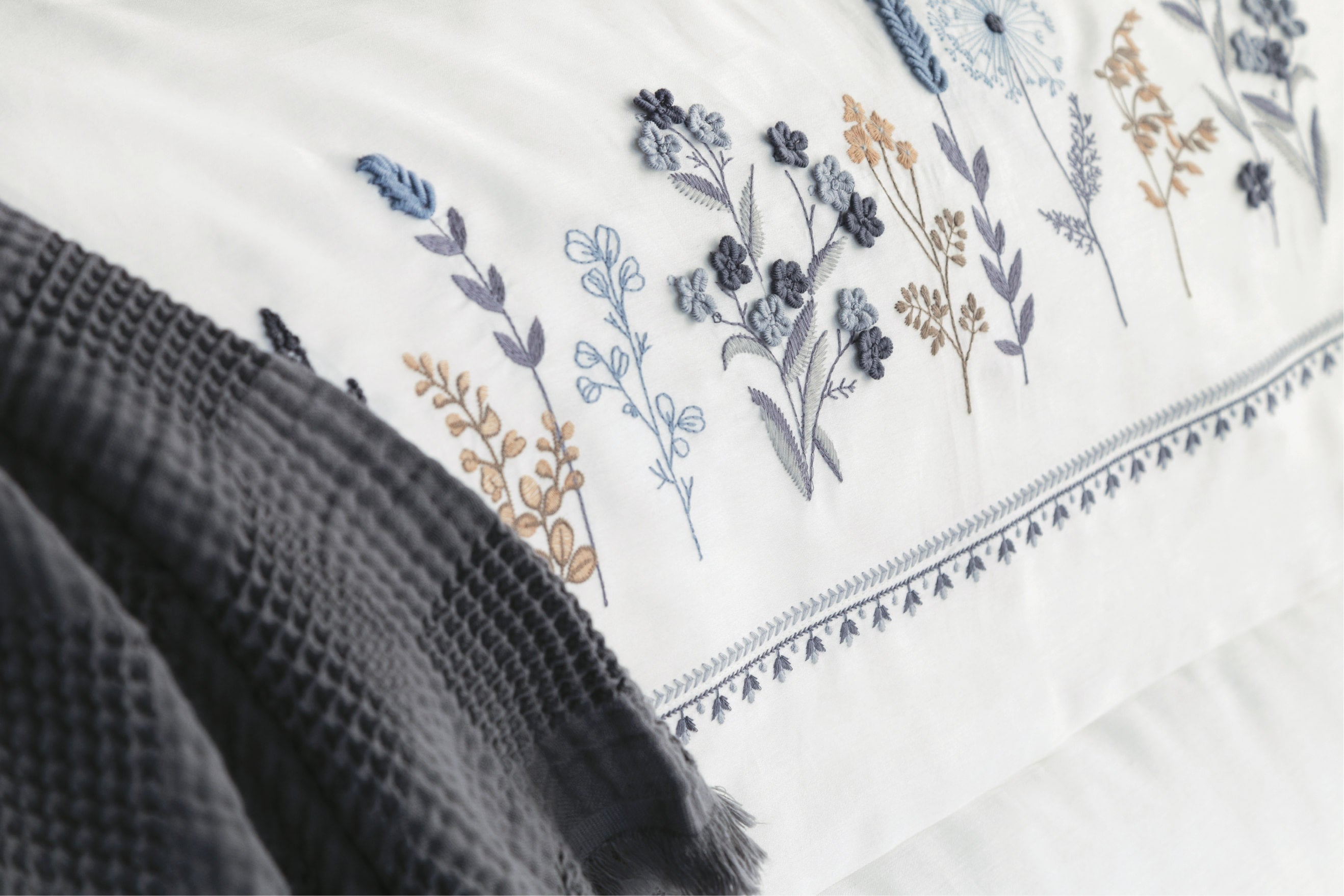 Veria Nakışlı & El İşi Pamuk Saten Nevresim Takımı - Antrasit