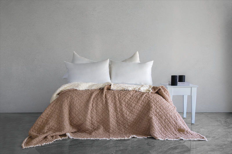 Cedric Polyester Dolgulu Yıkamalı Yatak Örtüsü - Kahve